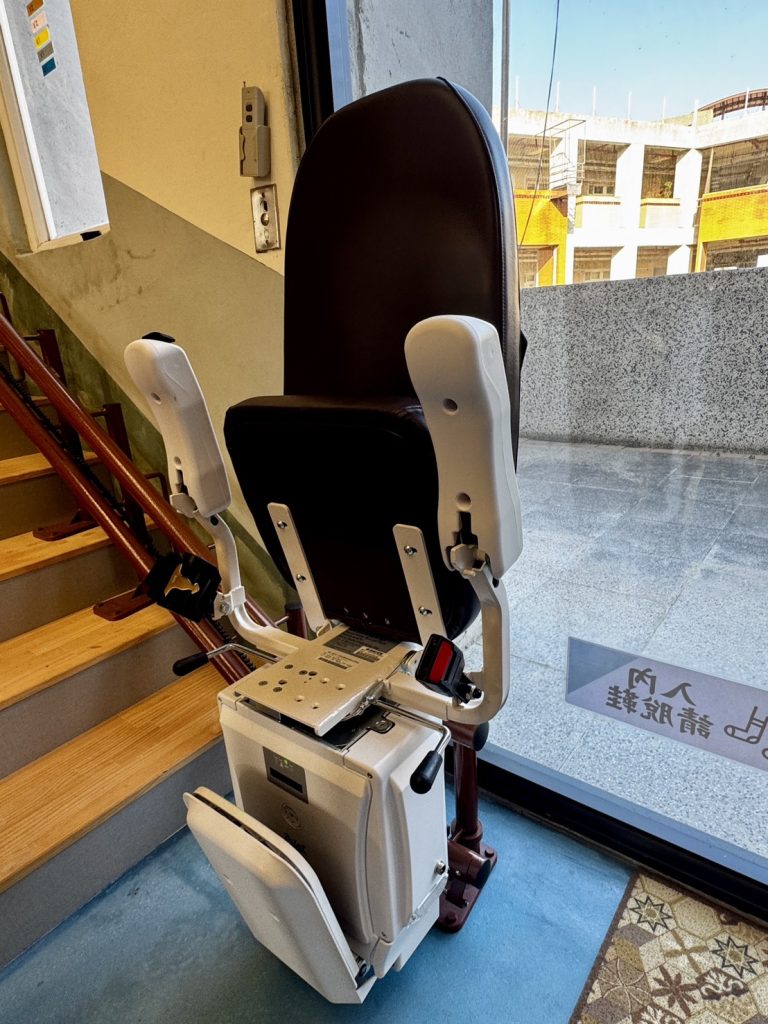 樓梯升降椅讓行動不便的孩子也能登頂體驗