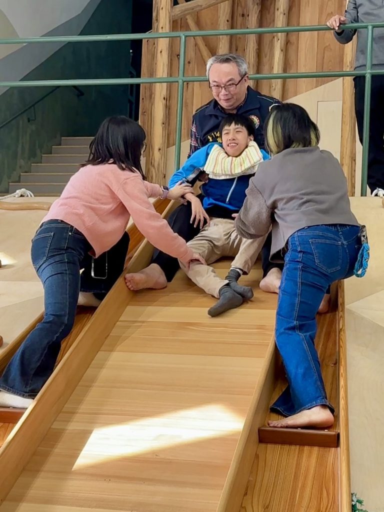 樓梯升降椅讓行動不便的孩子也能登頂體驗