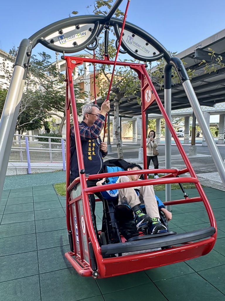 無障礙遊樂設施體驗-盪鞦韆