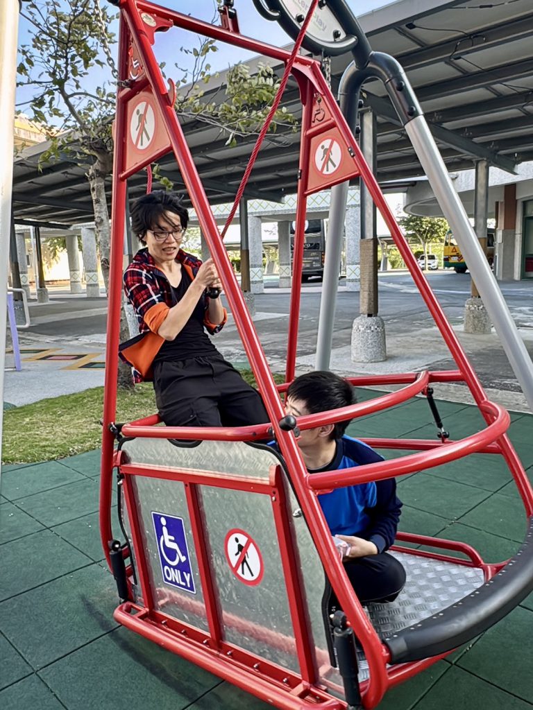 無障礙遊樂設施體驗-盪鞦韆