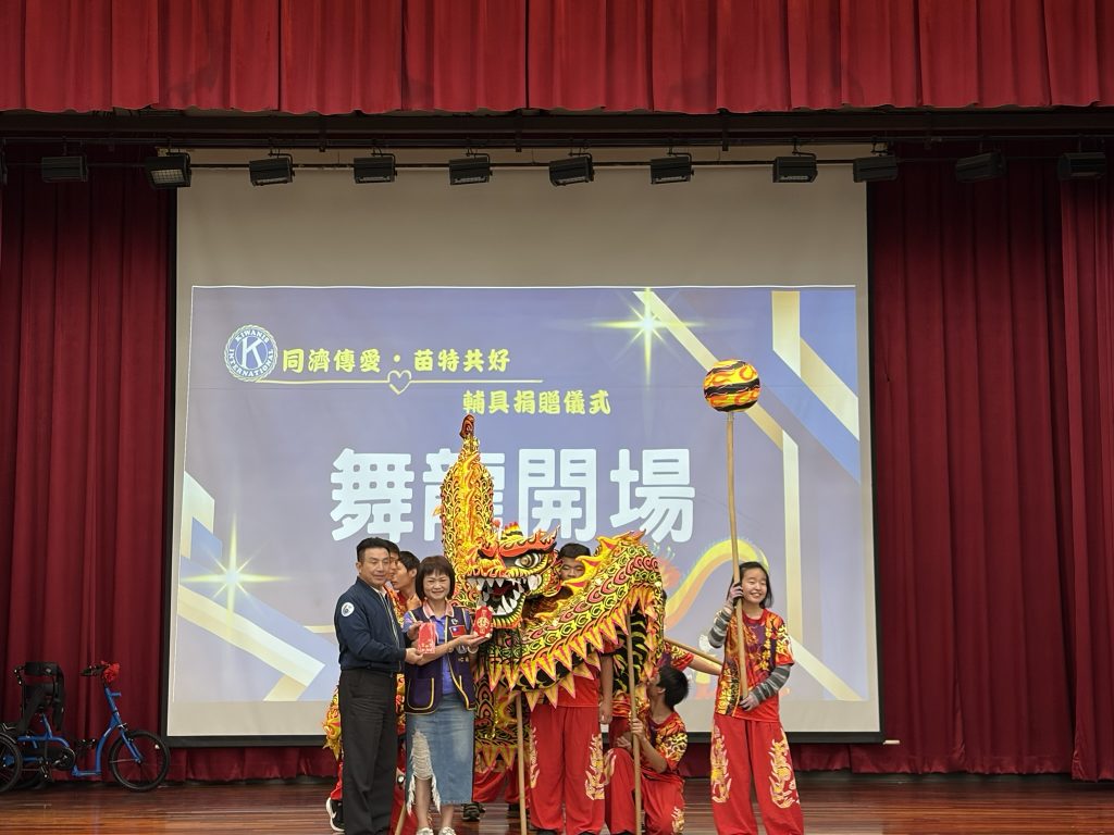 本校舞龍社熱鬧開場.jpg