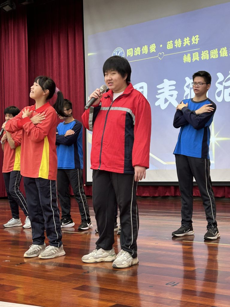 學生精彩的帶動唱演出.jpg