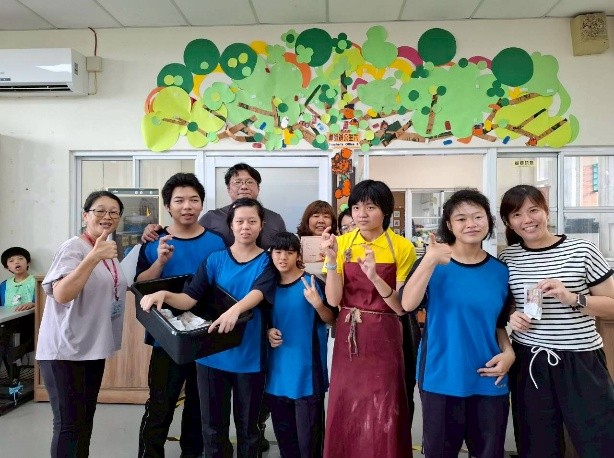 學生致贈師長卡片與餅乾.jpg 學生致贈師長卡片與餅乾.jpg