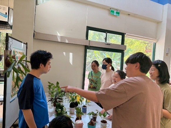 學生介紹植栽.jpg 學生介紹植栽.jpg
