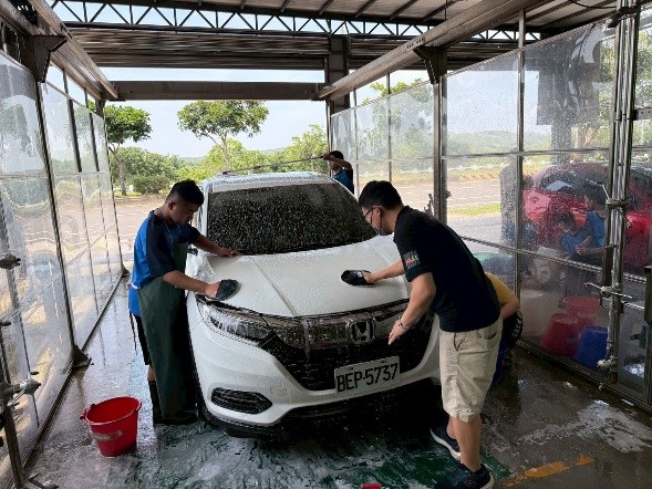 學生專注洗車.jpg 學生專注洗車.jpg
