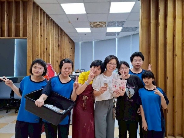 學生致贈師長卡片與餅乾.jpg 學生致贈師長卡片與餅乾.jpg