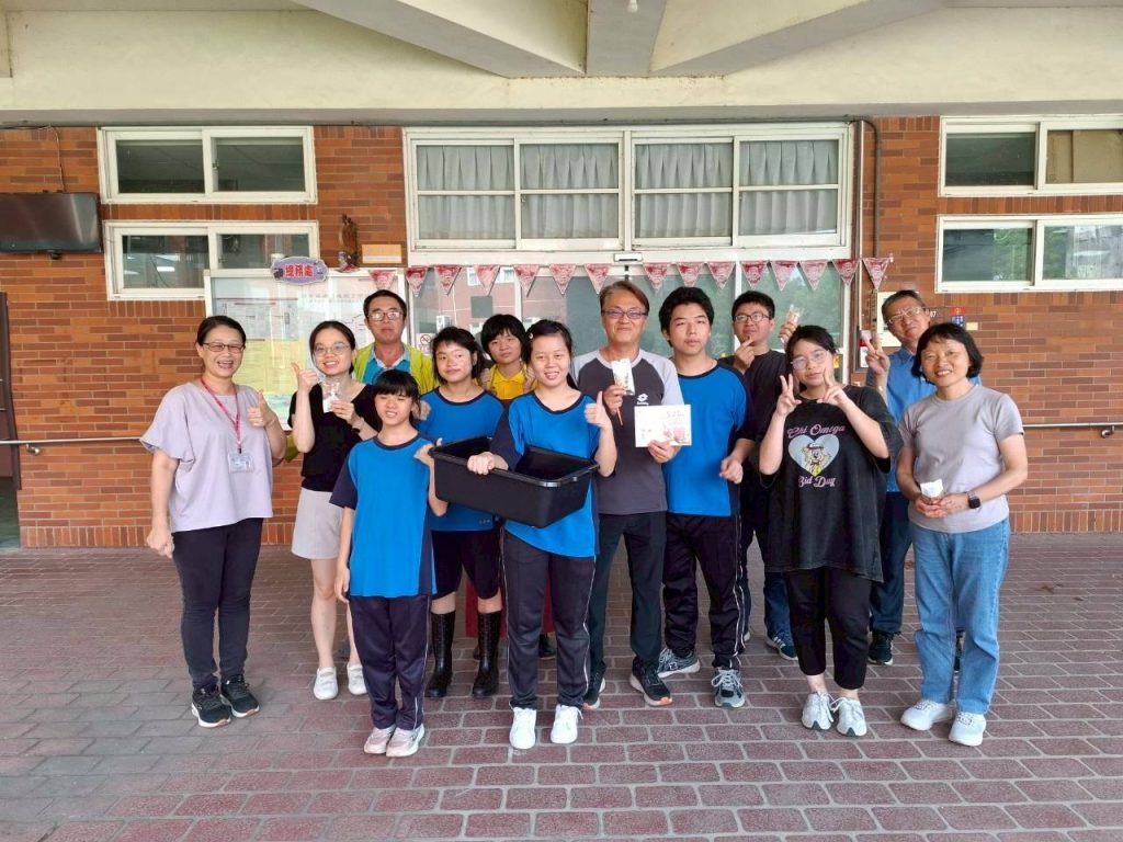學生致贈師長卡片與餅乾.jpg 學生致贈師長卡片與餅乾.jpg