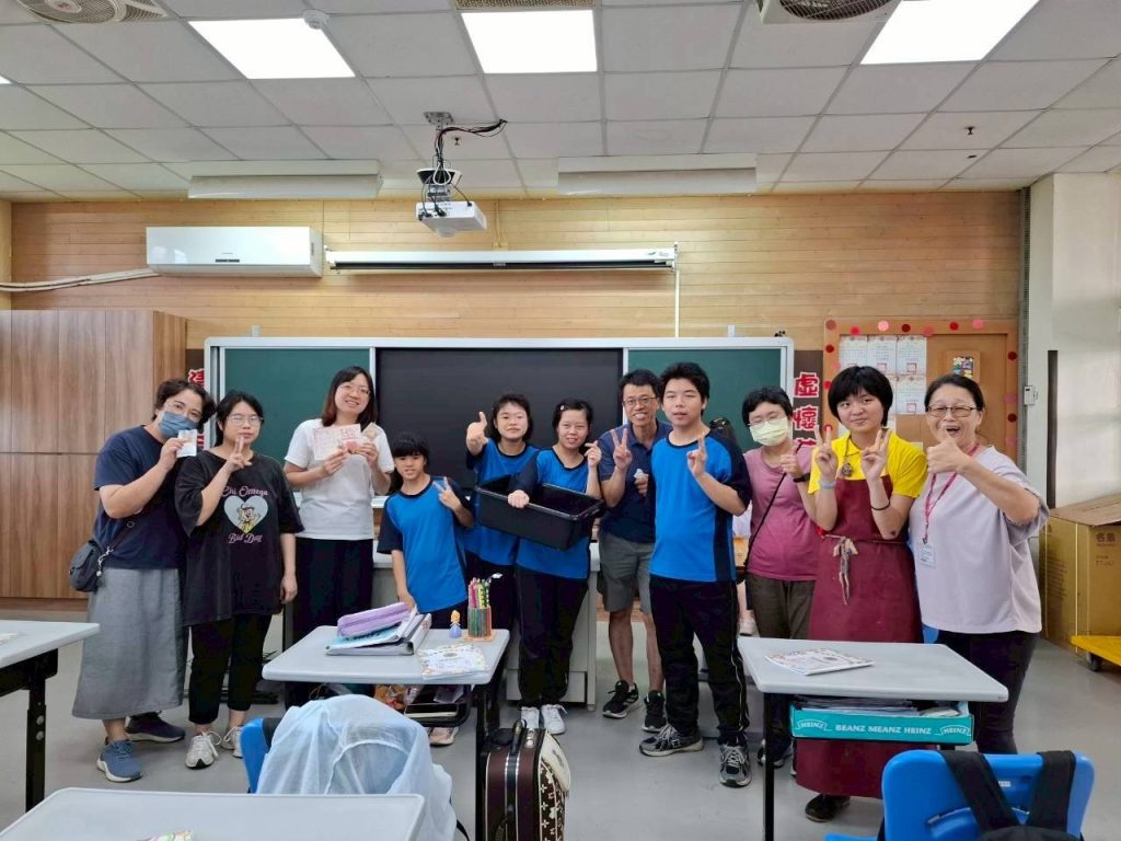 學生致贈師長卡片與餅乾.jpg 學生致贈師長卡片與餅乾.jpg