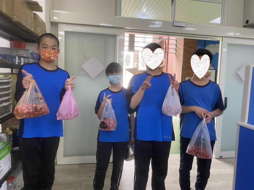 20260330黃畯和捐贈小番茄給全體學生.jpg