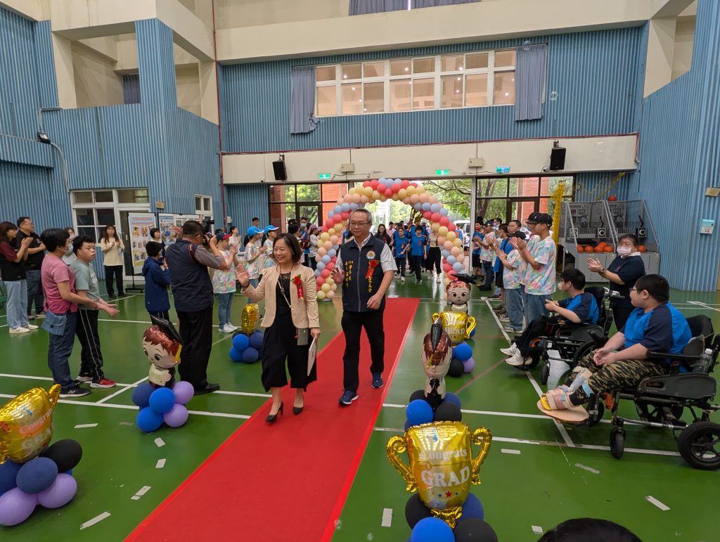 校長及家長副會長帶領畢業生進場