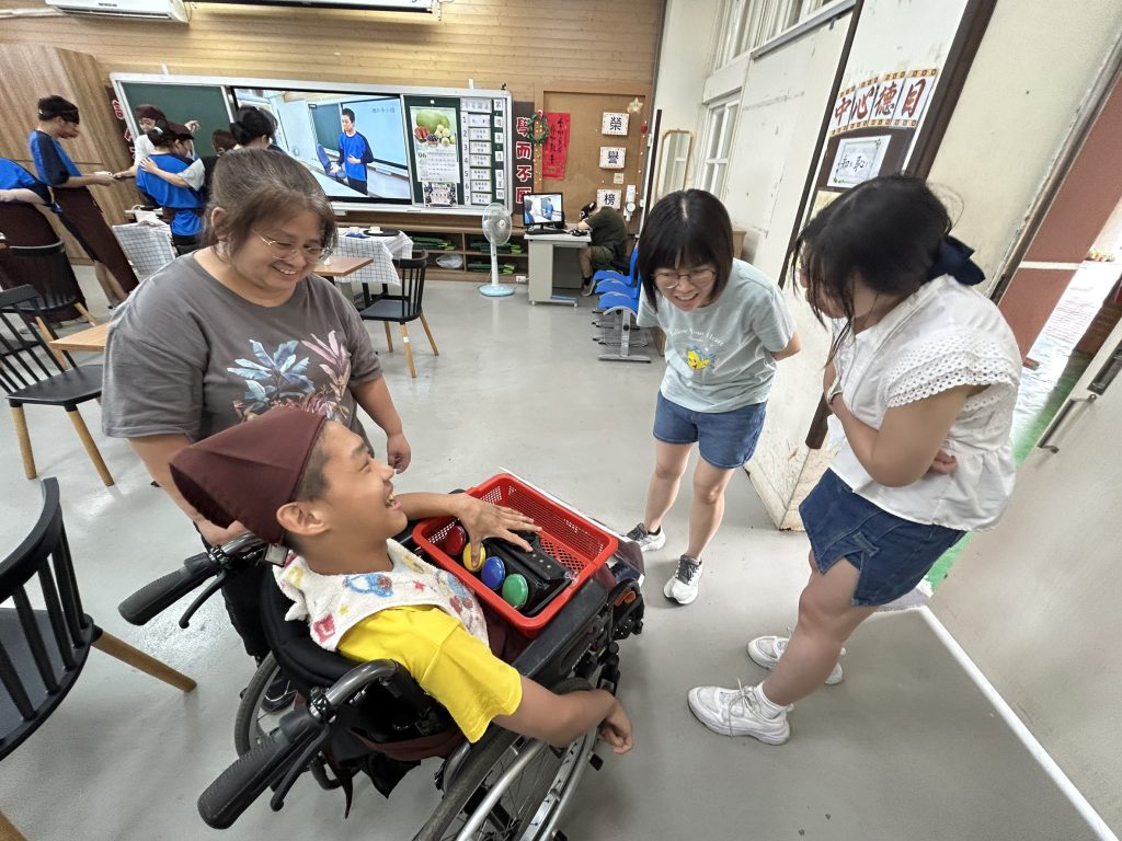 結合科技輔具進行迎賓與帶位服務.jpg 結合科技輔具進行迎賓與帶位服務.jpg