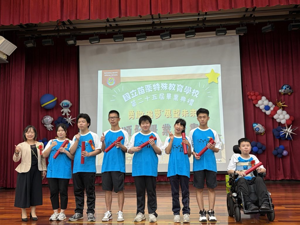 綜三領取畢業證書