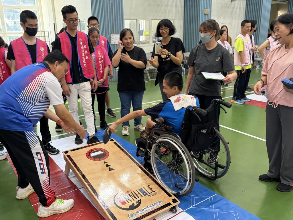 苗特學生投擲布袋球