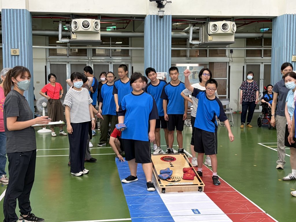 親子一同參與布袋球活動