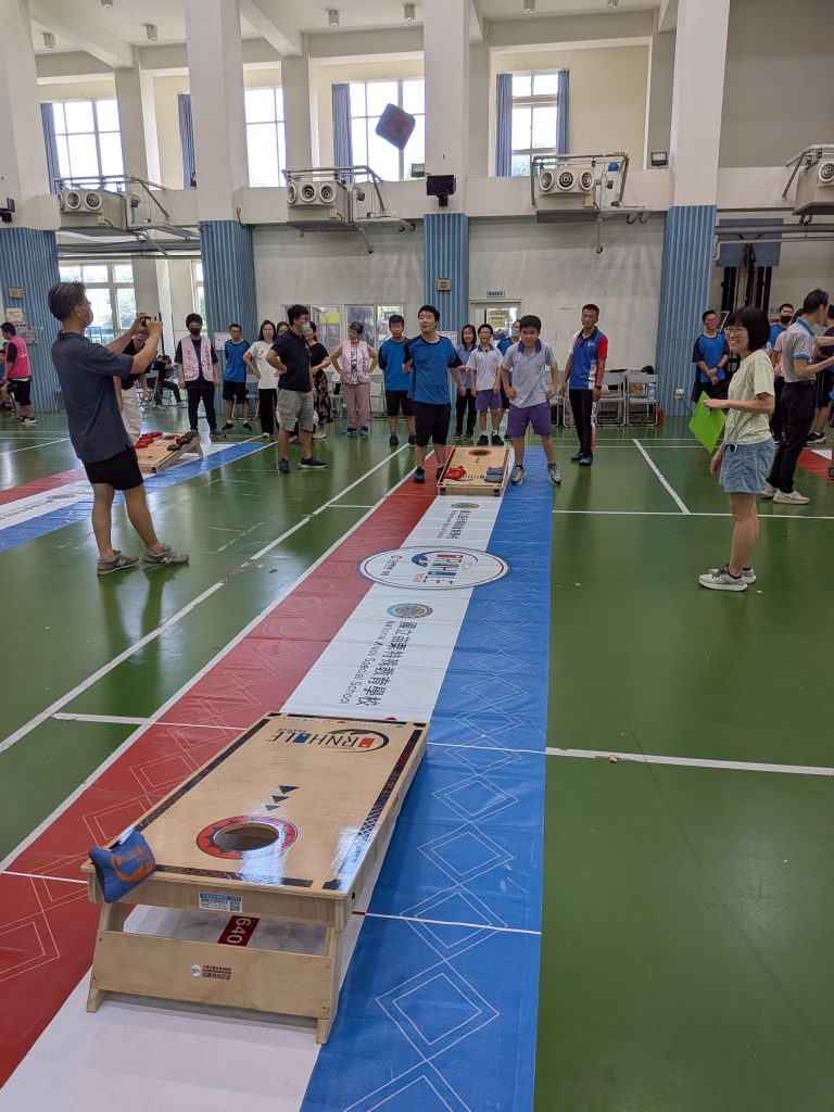 頭份國中學生投擲布袋球
