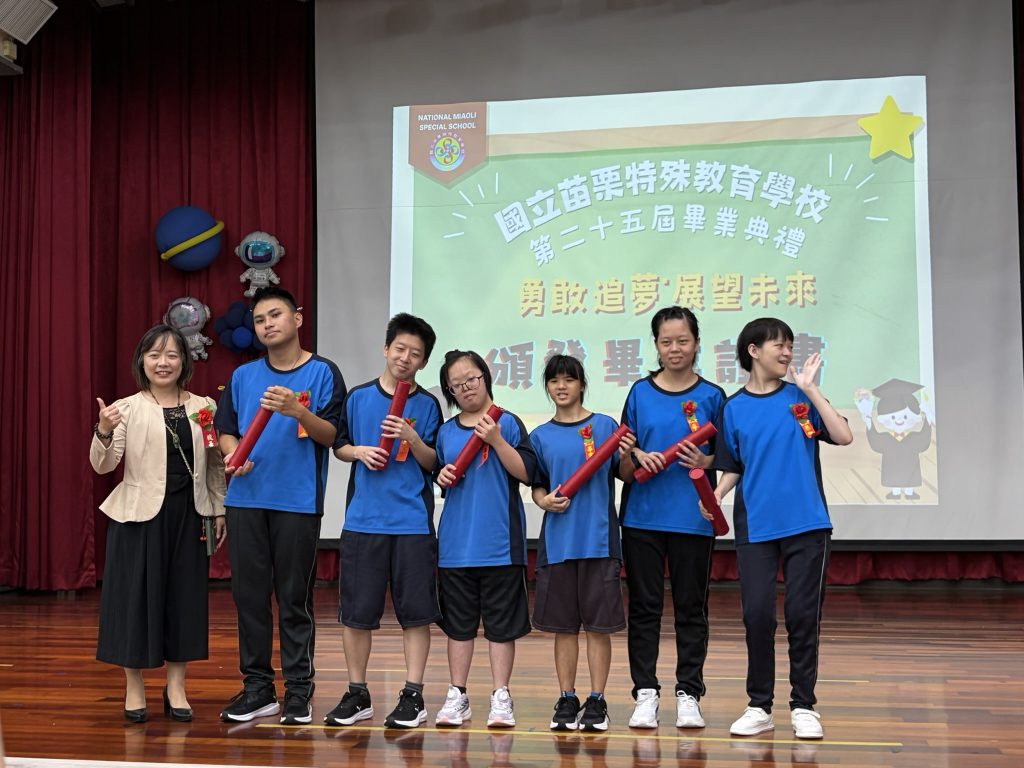 餐三領取畢業證書