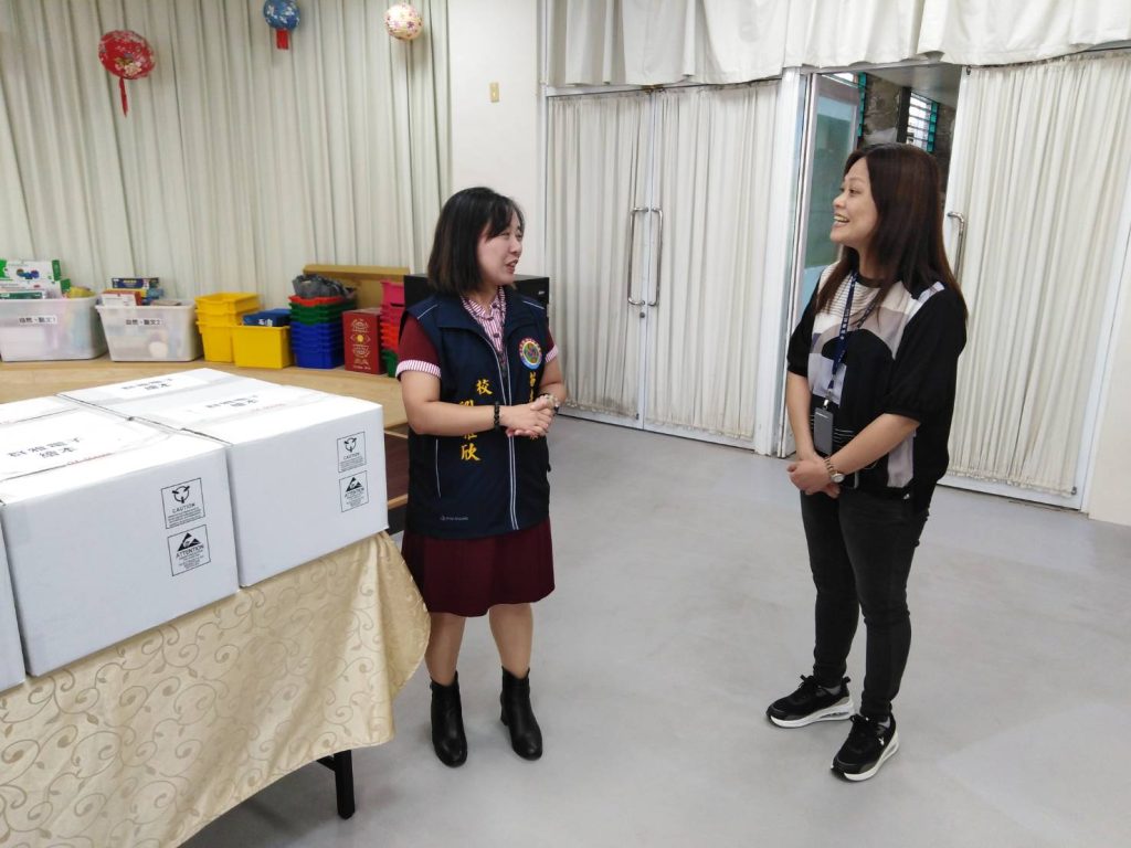 本校劉雅欣校長(左)與群雅電子代表(右)進行交流.jpg 本校劉雅欣校長(左)與群雅電子代表(右)進行交流.jpg