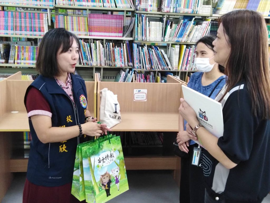 本校劉雅欣校長(左)向群雅電子代表(右)致贈伴手禮表達誠摯謝意.jpg 本校劉雅欣校長(左)向群雅電子代表(右)致贈伴手禮表達誠摯謝意.jpg