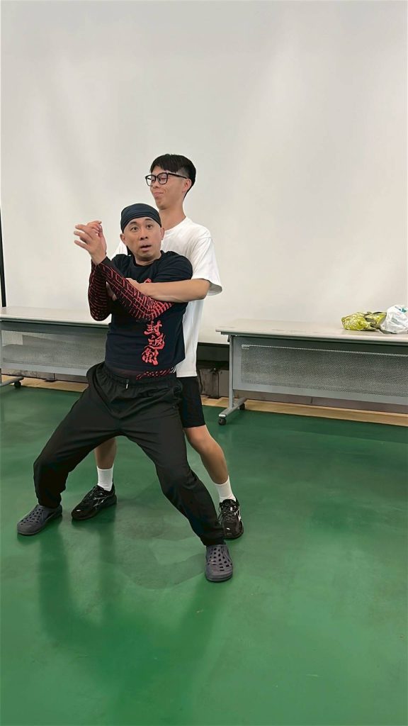 講師示範掙脫背部控制