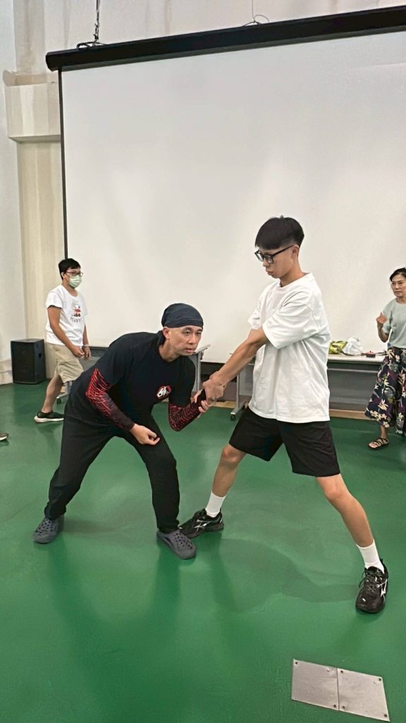 講師示範掙脫手部控制