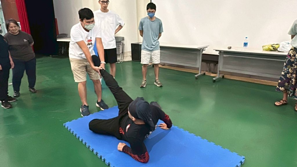 講師說明動作要領