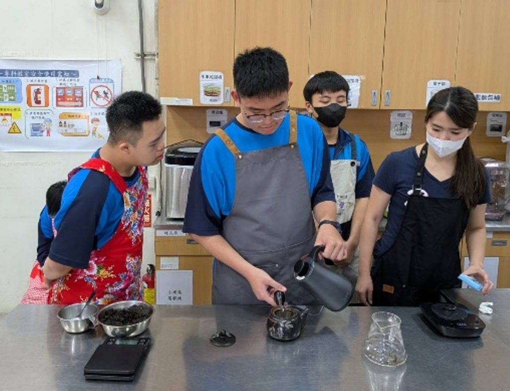 學生練習泡茶.jpg 學生練習泡茶.jpg