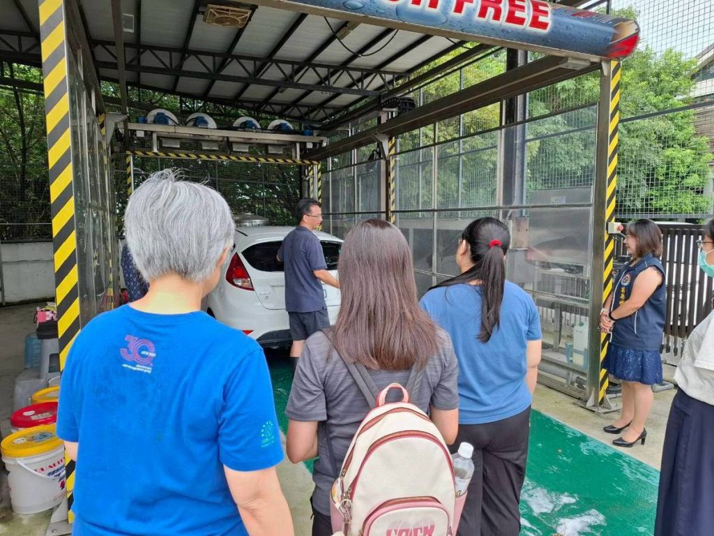 講師進行單人洗車操作示範.jpg 講師進行單人洗車操作示範.jpg