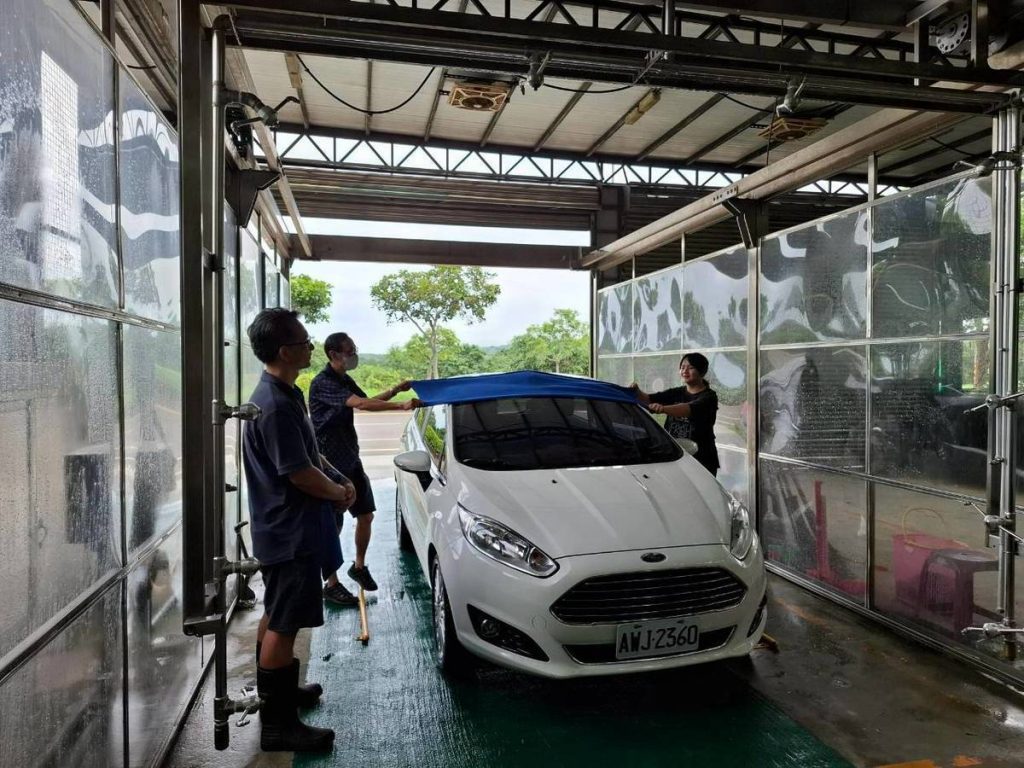 教師進行雙人協作洗車實務演練.jpg 教師進行雙人協作洗車實務演練.jpg