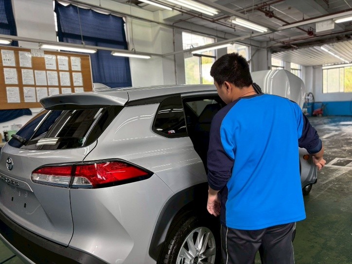 高三學生於「TOYOTA苗栗營業所」洗車部門實習.jpg 高三學生於「TOYOTA苗栗營業所」洗車部門實習.jpg