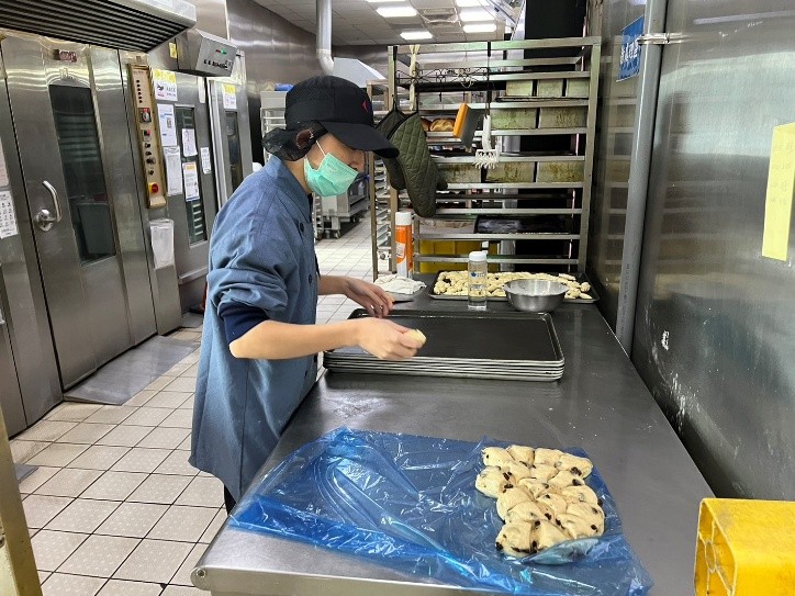 高三學生於「萬家福苗栗店」烘焙部門實習.jpg 高三學生於「萬家福苗栗店」烘焙部門實習.jpg